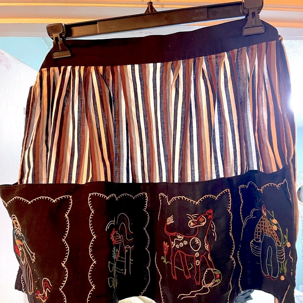 Apron-Hand stitched Embroidered Handmade Apron. Folk art - Picture 6 of 7
